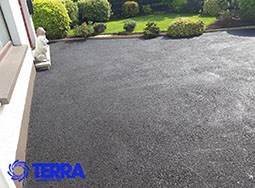 Tar-sealer-applied-to-drivway